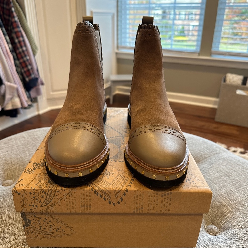 Free People Atlas studded Chelsea boot…color Taupe…women’s size 8